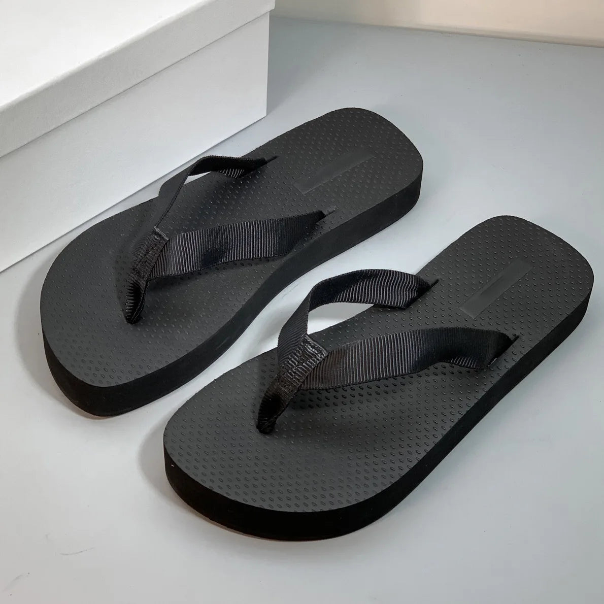 25 year new minimalist and versatile women's clip toe nude comfortable casual beach flip flops