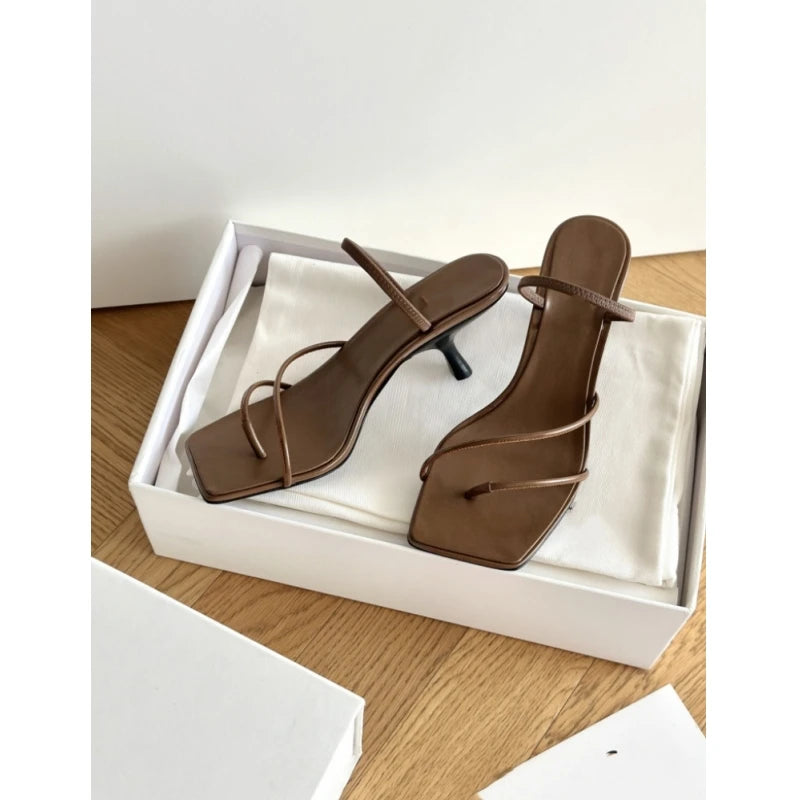 25 year summer new French retro slim strap kitten high-heeled clip toe sandals for wearing outside