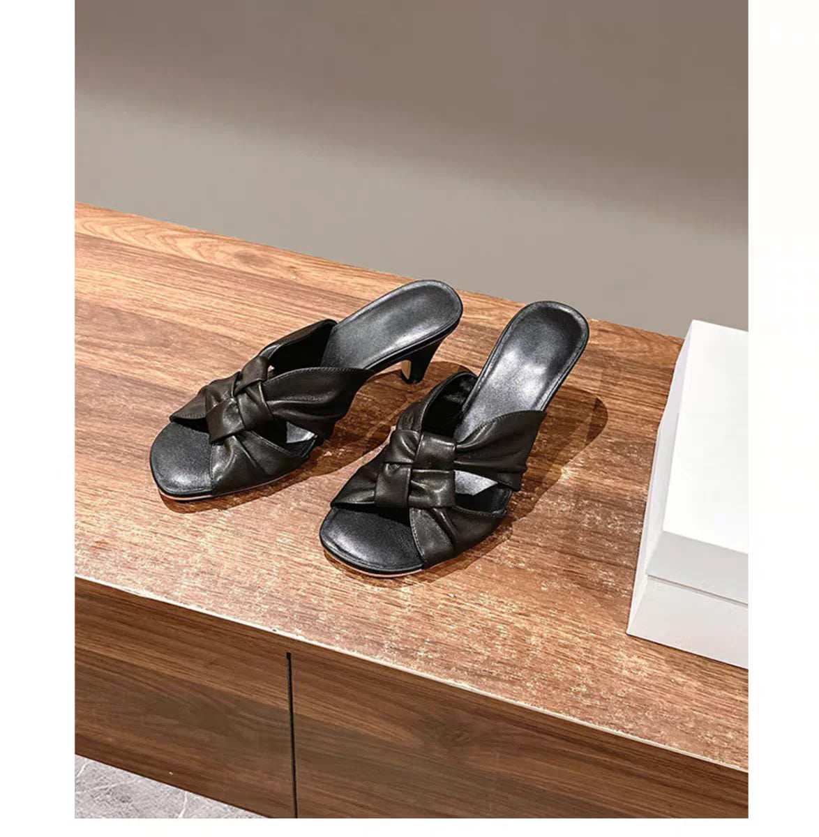 25 year old new leather woven flat bottomed women's French lazy beach flat bottomed straight sandals for casual wear
