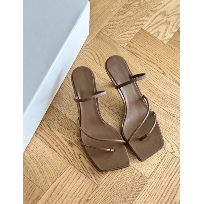 25 year summer new French retro slim strap kitten high-heeled clip toe sandals for wearing outside